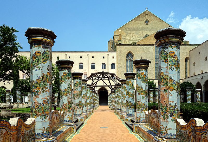 Santa Chiara chiostro maiolicato